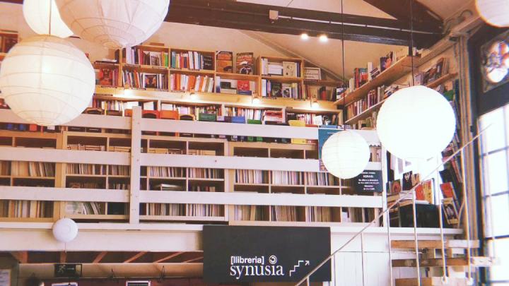 Fotografia de la llibreria amb boles de llum